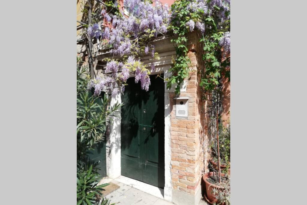 Zattere Cottage Close To Guggenheim Венеция Экстерьер фото