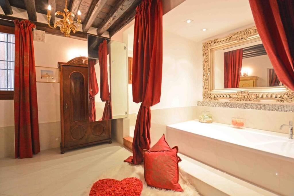 Zattere Cottage Close To Guggenheim Венеция Экстерьер фото